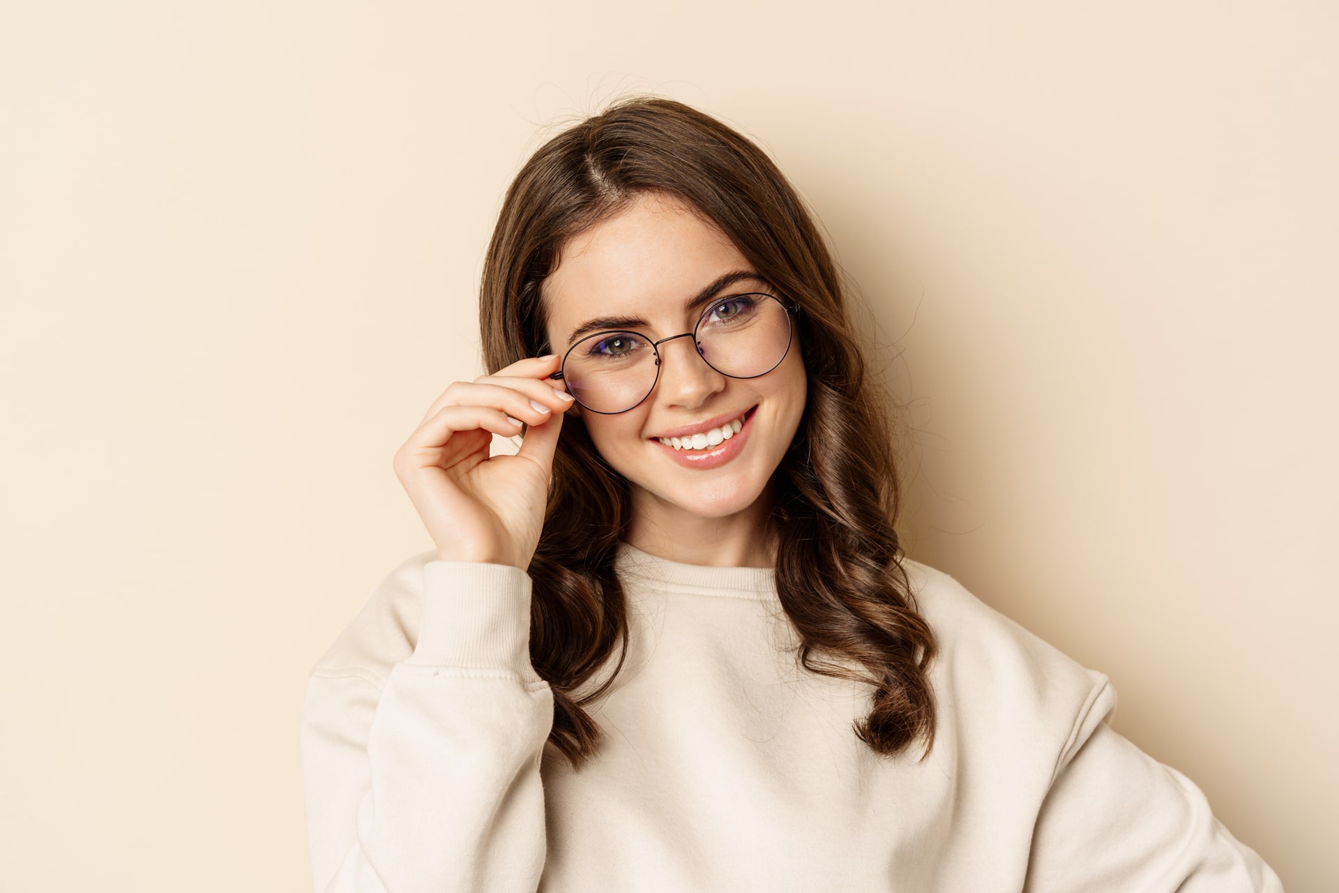 Mujer usando anteojos